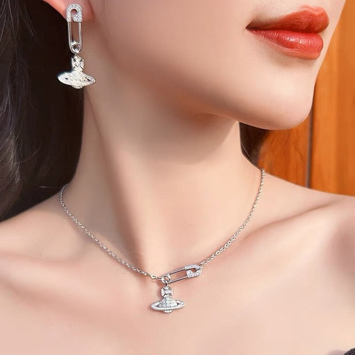 vakkv Queen Mother Vivienne Full Diamond Saturn Pin Chain Necklace Female Classic Hot Selling Product Clip Twin Clavicle Chain