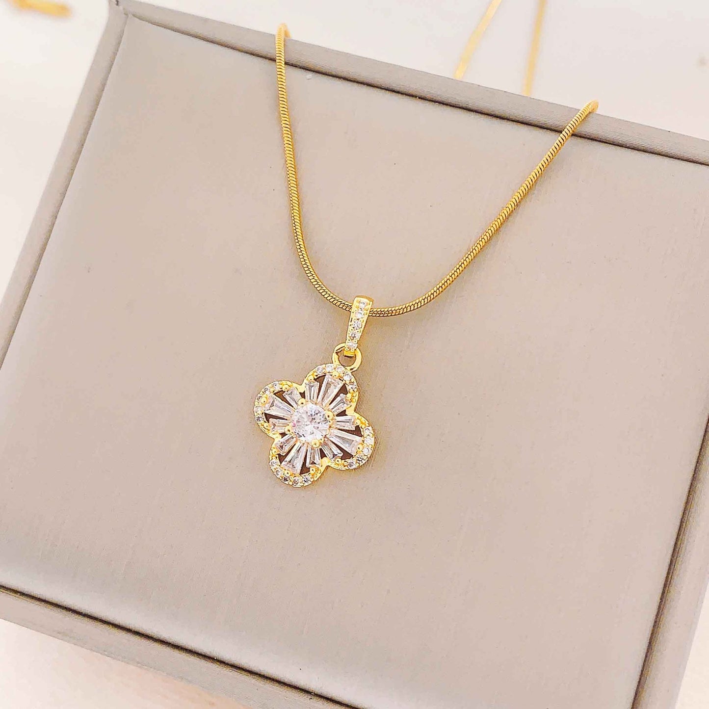 Women's Non-Fading Necklace Summer Small Cute and Graceful Titanium Steel Necklace Versatile High-Grade Ornament Simple Clavicle Chain