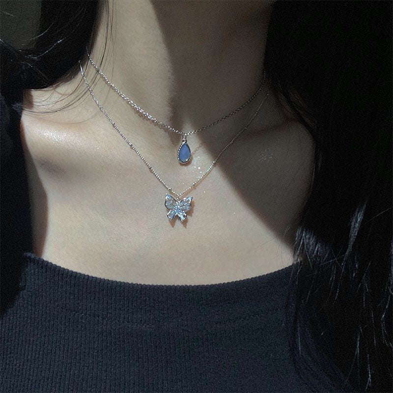 vakkv  HOT and NEW Cross Border Vintage Butterfly Pendant Necklace for Women Graceful Online Influencer Same Style Popular OT Buckle Collarbone Necklace Bracelet Suit