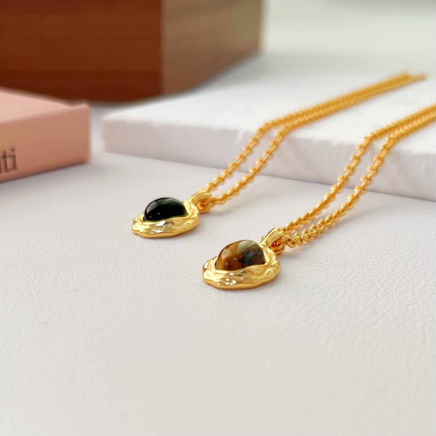 Cross-Border Gold Tiger Eye Necklace Women's Black Agate Special-Shaped Pendant Advanced Clavicle Chain Retro Ornament Fashion All-Matching