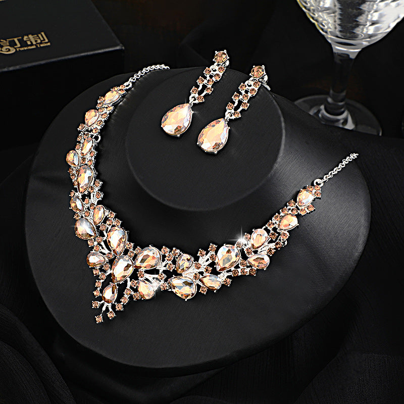 Retro Design HOTan and NEWn Crystal Gem Necklace and Earrings Suite Exquisite Design Fashion Temperament Bride Ornament