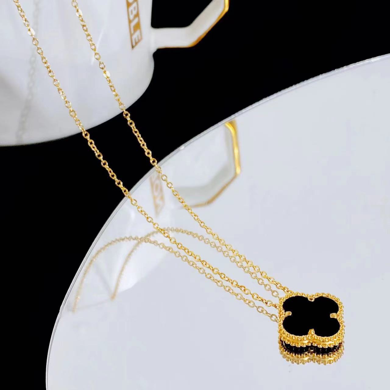 High Version Clover Necklace V Gold Simple Pendant Light Luxury Niche Net Red Clavicle Chain Factory Direct Sales