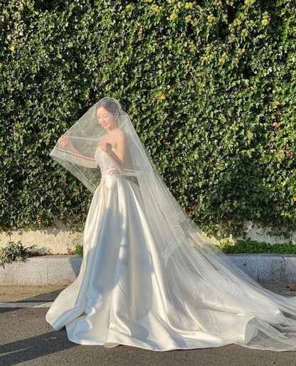 VAKKV Vintage Ball Gown Stravless Long White Satin Wedding Dresses v1281