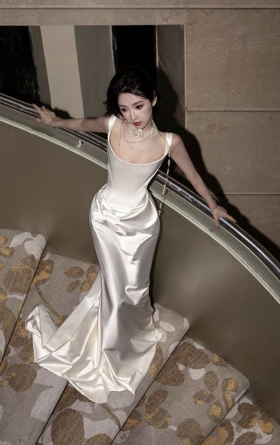 VAKKV Vintage Mermaid Stravs Sleeveless Satin Ivory Wedding Dresses v884